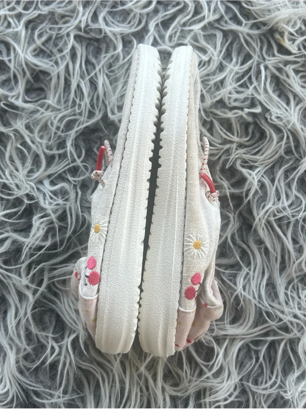 Hey Dudes Wendy  Girls size Y 1 Daisies And Cherries good used condition.